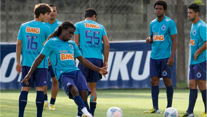 Tinga, Cruzeiro, Toca da Raposa II, treino (Foto: Washington Alves / Vipcomm)