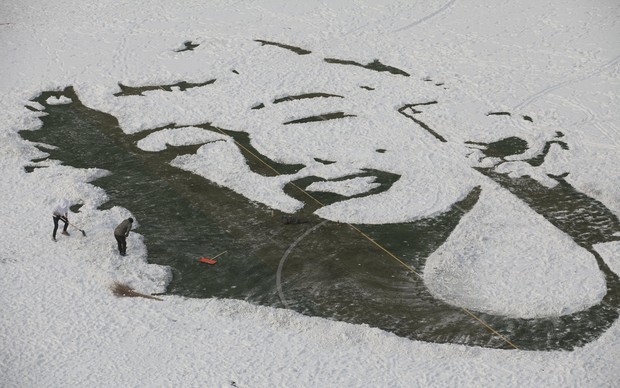 Estudantes criaram retrato da ex-atriz Marilyn Monroe em campo de futebol coberto de neve (Foto: Reuters)