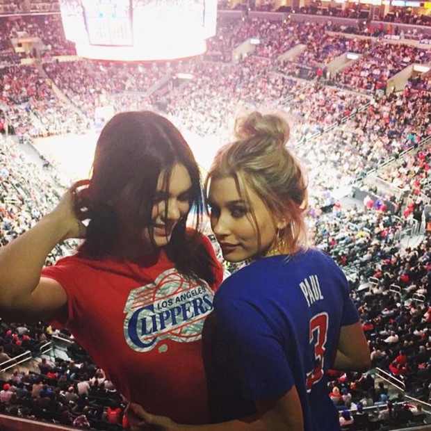 Kendall Jenner e Hailey Baldwin em jogo de basquete em Los Angeles, nos Estados Un (Foto: Instagram/ Reprodução)