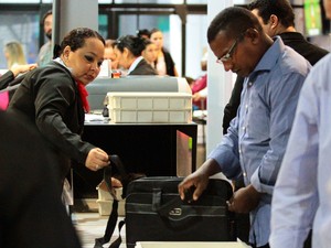 Medidas de seguran&ccedil;a no Aeroporto do Recife (Foto: Marlon Costa/Pernambuco Press)