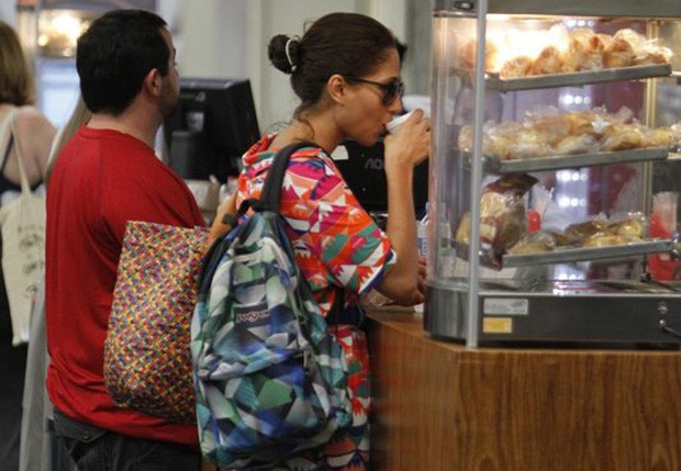 A atriz parou para um cafézinho antes de embarcar (Foto: Delson Silva/AgNews)