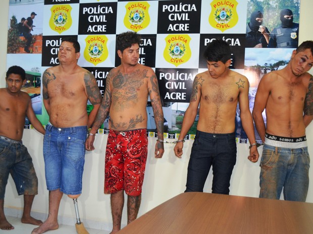 Suspeitos de assaltarem o Atacadão foram encaminhados para o presídio na manhã desta quarta-feira (10) (Foto: Aline Nascimento/G1)