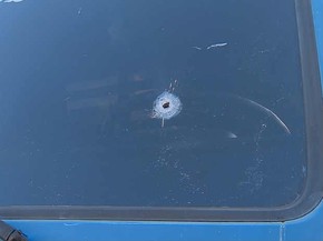 Marca do tiro no caminhão em Juiz de Fora.jpg (Foto: Reprodução/ TV Integração)