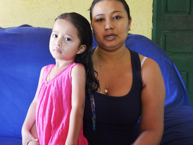 Meire precisou abandonar o emprego para cuidar da filha (Foto: Aline Nascimento/G1)