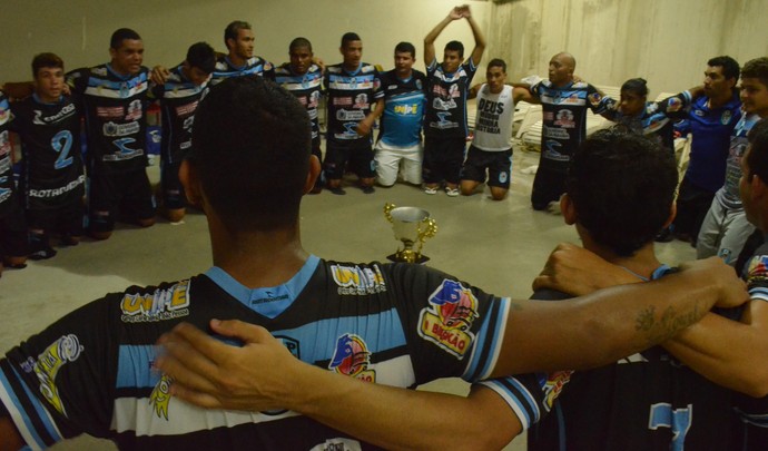 CSP faz oração no vestiário em agradecimento a conquista do título simbólico da primeira fase (Foto: Rammom Monte / GloboEsporte.com/pb) CSP faz oração no vestiário em agradecimento a conquista do título simbólico da primeira fase (Foto: Rammom Monte / GloboEsporte.com/pb)