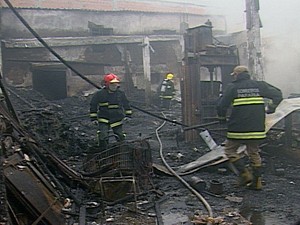 Incêndio destruiu material reciclável e telhado desabou (Foto: Reprodução/TV Paraíba)