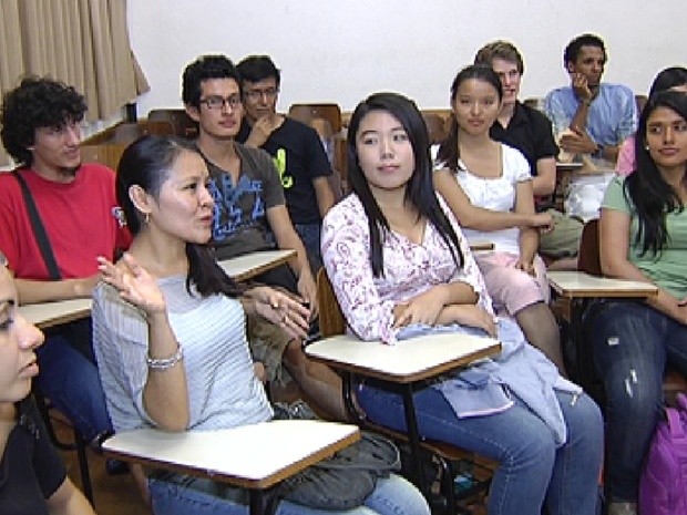 Estudantes estrangeiros durante aula de língua portuguesa na Unesp de Rio Preto (Foto: Reprodução / TV Tem)