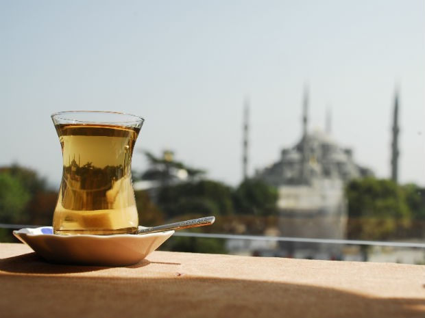 Chá de maçã, muito popular entre os turistas de Istambul. Ao fundo, a famosa Mesquita Azul (Foto: Daniele Lieuthier / Arquivo pessoal)