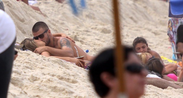 Fernanda Lima e Rodrigo Hilbert se beijam na praia (Foto: J.Humberto / AgNews)