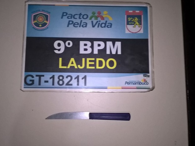 Faca foi utilizada como instrumento de ameaça às vítimas (Foto: Divulgação/ Policia Civil)