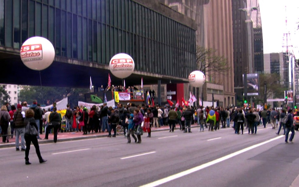 Manifestantes bloqueiam a Avenida Paulista no Masp (Foto: TV Globo/Reprodução)