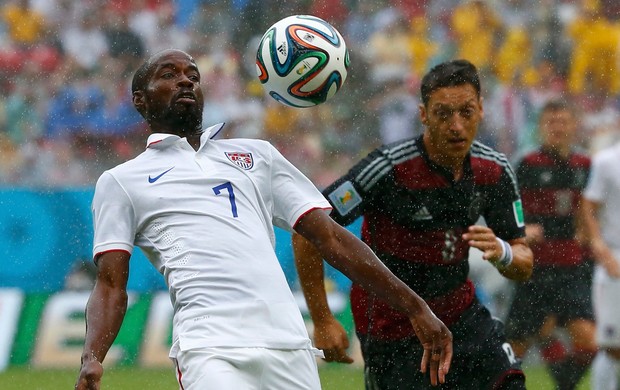 Beasley e Ozil Alemanha x Eua (Foto: Reuters)