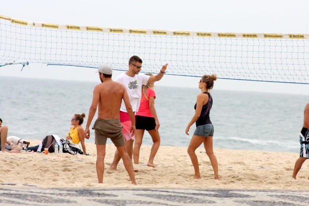 Rodrigo Hilbert e Fernanda Lima jogam vôlei (Foto: Jc Pereira /AgNews)