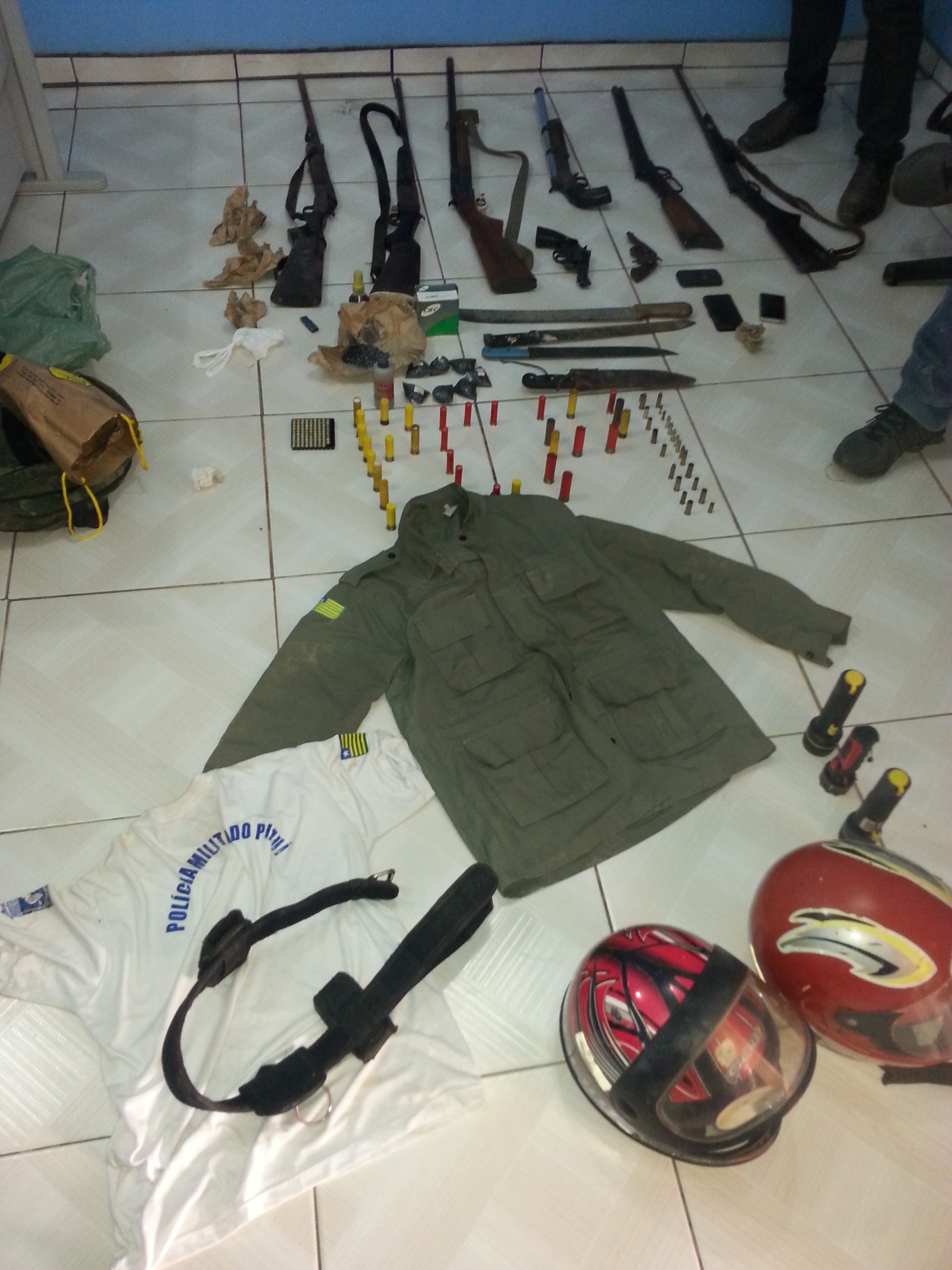 Farda e armas de uso restrito foram apreendidas durante operação (Foto: Polícia Civil)