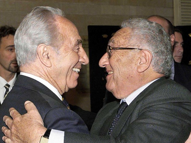 Líder israelense e o ex-secretário de estado dos EUA Henry Kissinger, em encontro em 1999 (Foto: Sven Nackstrand / Arquivo / AFP Photo)