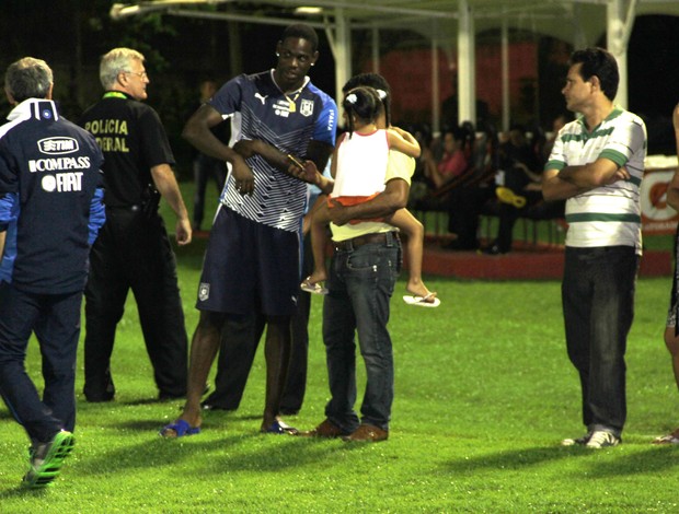 Balotelli recebe visita  projeto social Salvador (Foto: Carlos Augusto Ferrari)