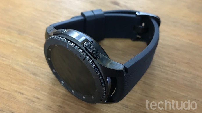 Samsung Gear S3 vem com duas opções de pulseira e tem proteção contra água e poeira (Foto: Thássius Veloso/TechTudo)