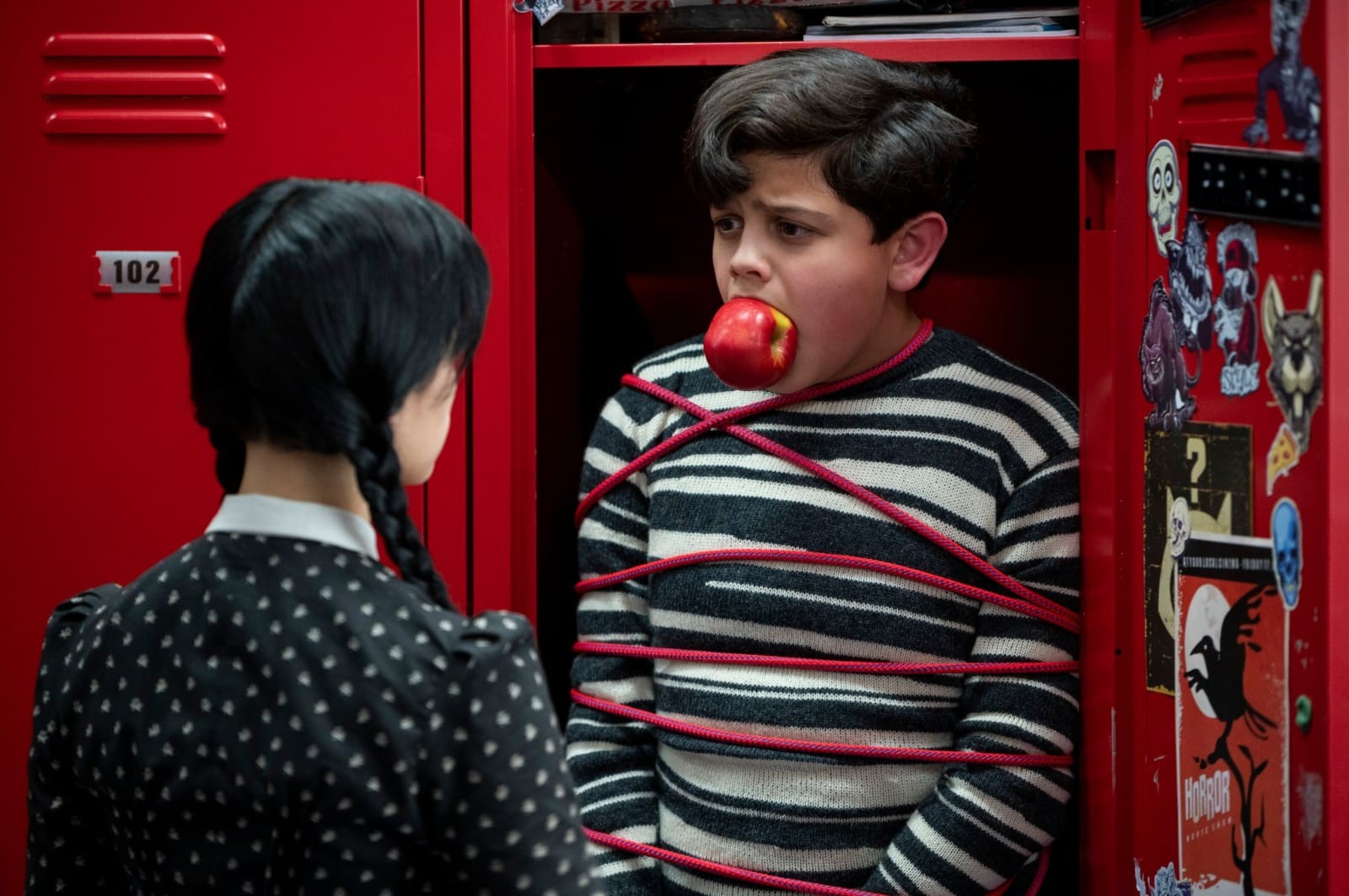 Jenna Ortega como Wandinha e Isaac Ordonez como Pusgley Addams (Foto: Cortesia Netflix)