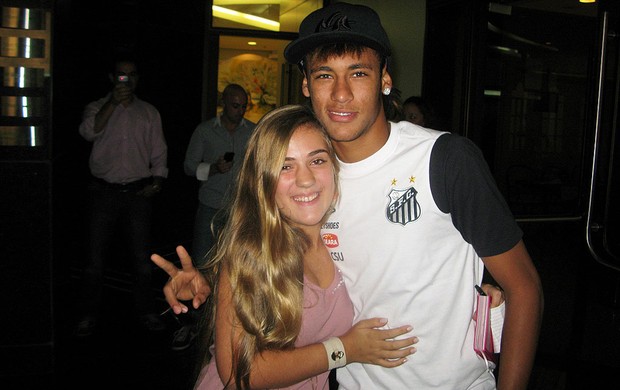 Neymar e torcedora (Foto: Marcelo Hazan / Globoesporte.com)