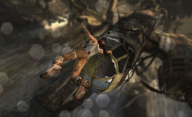 Lara Croft deve escalar construções, mas ela acaba caindo muitas vezes e se machucando mais ainda (Foto: Divulgação)