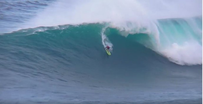 Kelly Slater surfa onda gigante em Jaws (Foto: Reprodução/Youtube)