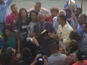 Com bílbia em mãos, Sargento Isidório foi oficializado como candidato a prefeito de Salvador (Foto: Georgina Maynart/TV Bahia) Com bílbia em mãos, Sargento Isidório foi oficializado como candidato a prefeito de Salvador (Foto: Georgina Maynart/TV Bahia)