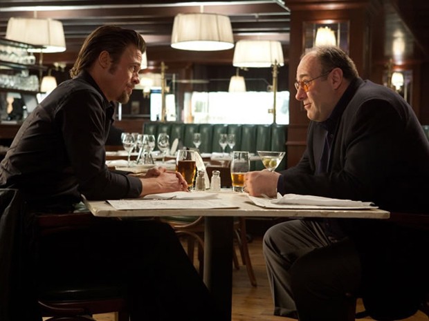 Brad Pitt e James Gandolfini em 'O Homem da Máfia', de 2012 (Foto: Divulgação)