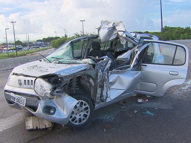 Bombeiros tiveram que cerrar teto de carro para resgatar motorista. (Foto: Reprodução/ TV Globo)