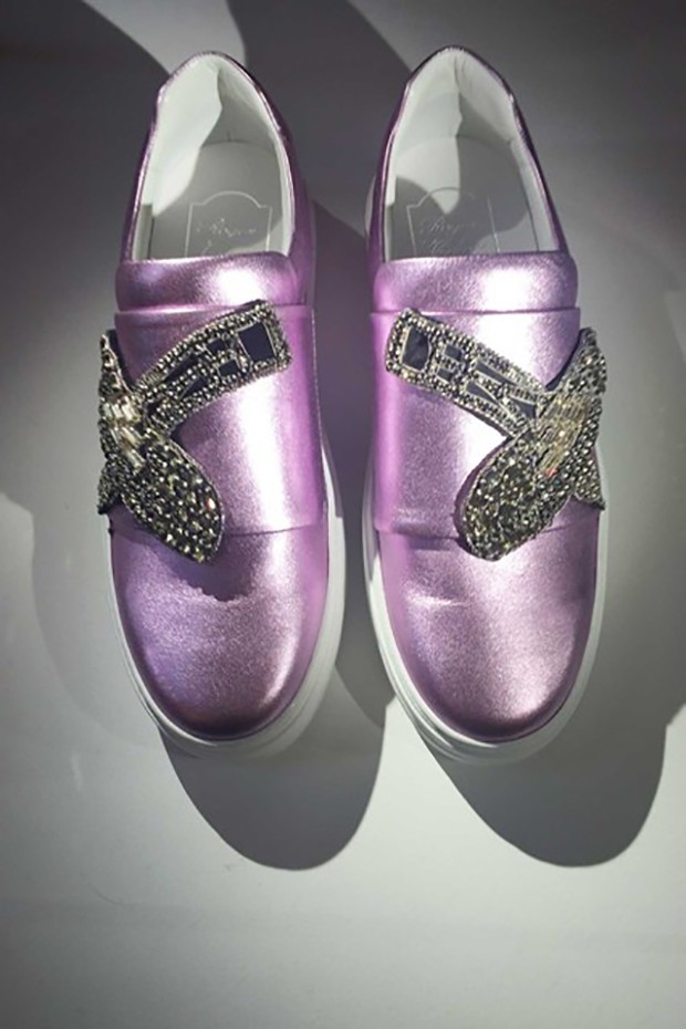 Roger Vivier's S/S 2016-17 collection also featured flats, such as these purple pearlised leather slip-ons with crystal eagle embellishment (Foto: @SuzyMenkesVogue)