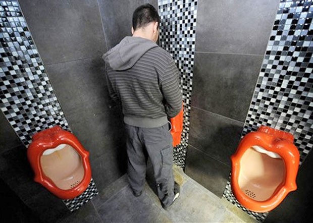 Cidade chinesa vai multar quem errar a pontaria ao urinar em banheiros (Foto: AFP)