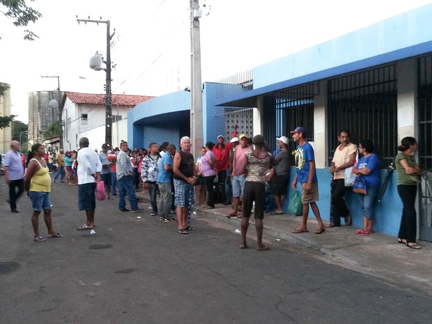 Senhas são distribuídas apenas um dia do mês na Cemarc (Foto: Douglas Pinto / TV Mirante)