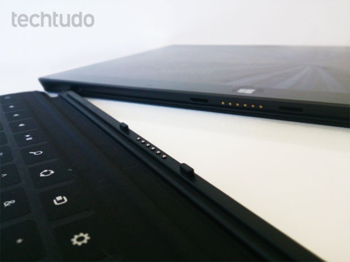 Conector do teclado do Surface RT (Foto: Rodrigo Bastos/TechTudo) Conector do teclado do Surface RT (Foto: Rodrigo Bastos/TechTudo)