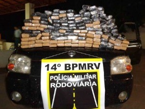 Droga estava sendo transportada em uma caminhonete. (Foto: Divulgação/ PMR)