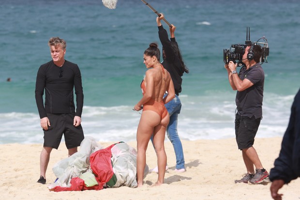Juliana Paes e Fábio Assunção gravam Totalmente Demais em praia do Rio (Foto: Dilson Silva/Agnews)
