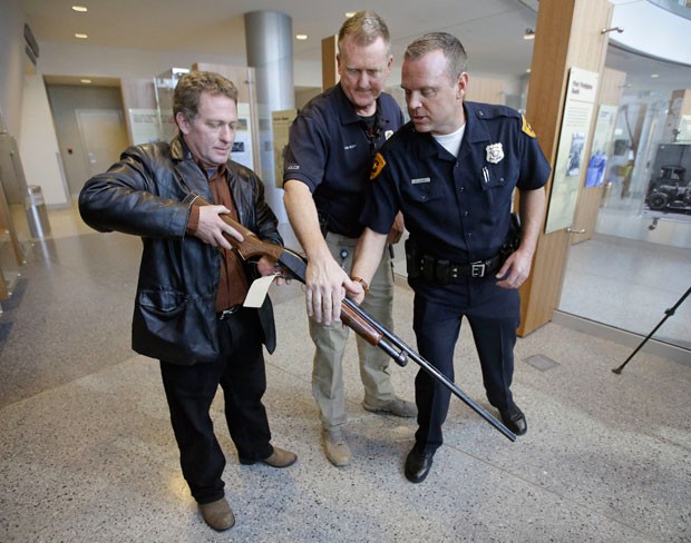 Richard Pittenger recuperou espingarda que tinha sido roubada havia 37 anos (Foto: Rick Bowmer/AP)