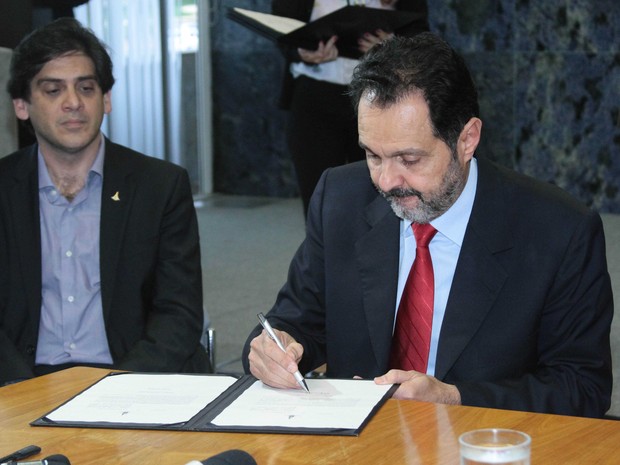 O governador do DF, Agnelo Queiroz, assinando documento (Foto: Glaucya Braga/Agência Brasília)