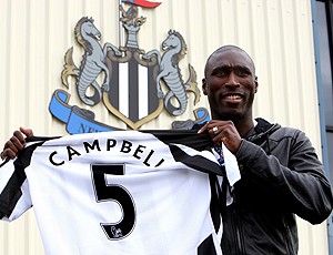 Sol Campbell apresentação Newcastle (Foto: Getty Images)