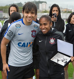 Artilheira do Corinthians ganha placa das mãos de Romero em visita ao CT