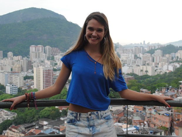Ju Paiva ficou encantada com a vista lá de cima da comunidade (Foto: Malhação / Tv Globo)