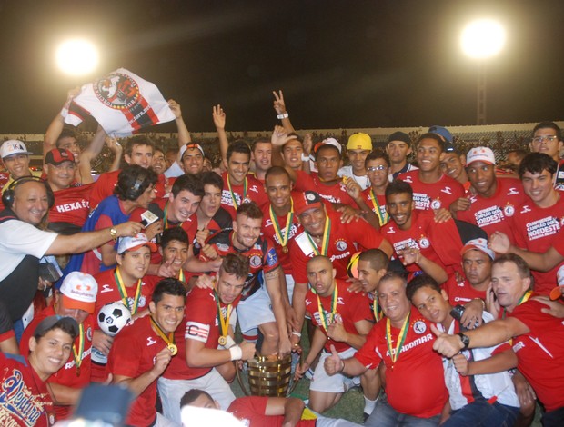 Campinense fica com a taça da Copa do Nordeste em 2013 (Foto: Silas Batista / Globoesporte.com/pb)