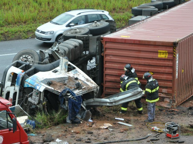 caminhão tombou e o motorista ficou preso nas ferragens (Foto: Chico Neto)