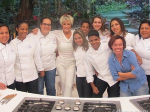 Ana Maria posa com a equipe responsável pela culinária do programa (Foto: Mais Você / TV Globo) Ana Maria posa com a equipe responsável pela culinária do programa (Foto: Mais Você / TV Globo)