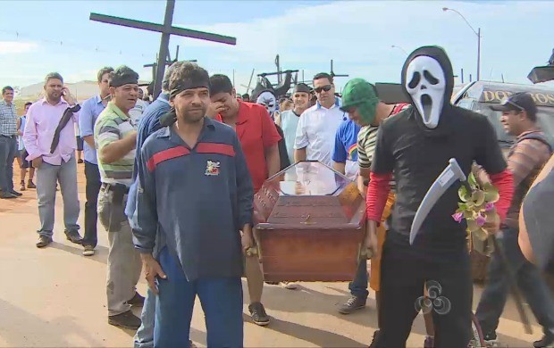 Enterro simbólico foi promovido por empresários da região (Foto: Rondônia TV)