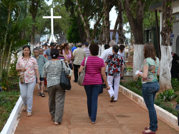 Cemitérios públicos de Campo Grande registraram grande movimentação neste Dia de Finados (Foto: Anderson Viegas/G1 MS)
