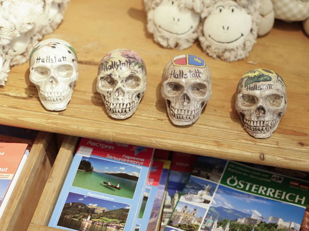 Souvenirs imitam os crânios humanos de Hallstatt, na Áustria (Foto: Leonhard Foeger/Reuters)