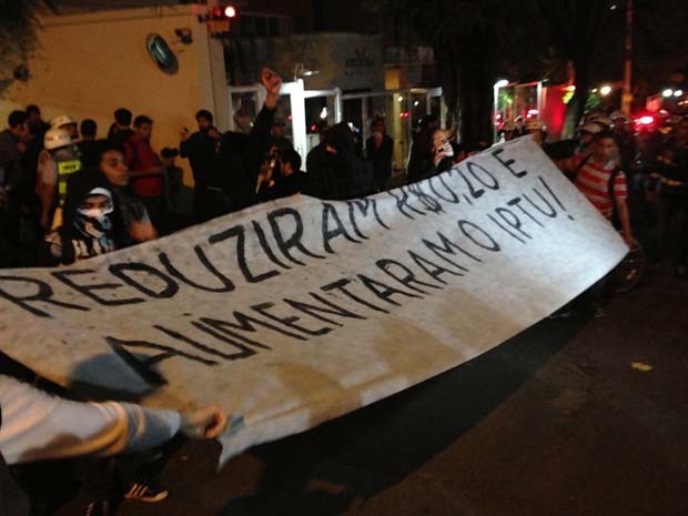Manifestantes exibem faixa em frente ao prédio de Haddad (Foto: Marcelo Mora/G1)