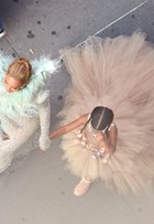 Beyoncé aposta em look 'angel' sexy no tapete vermelho do VMA 2016