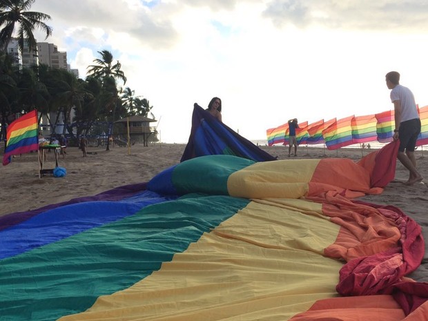 Praia de Boa Viagem também recebeu ato pelo Dia Internacional do Orgulho LGBTT  (Foto: Aslan Cabral/Arquivo pessoal)