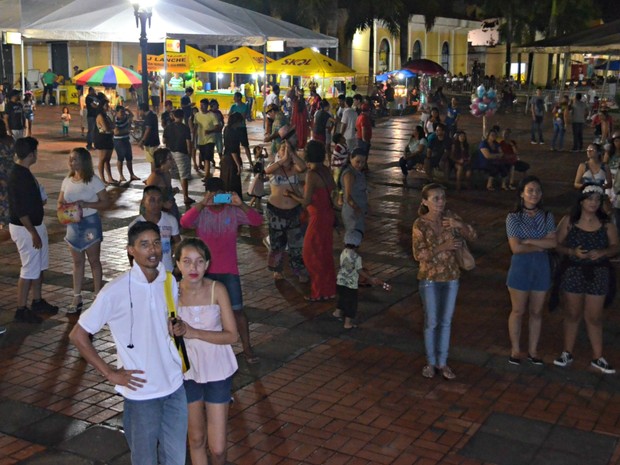 Segunda noite de Carnaval reuniu cerca de 300 foliões no Mercado Velho, segundo organização (Foto: Iryá Rodrigues/G1)