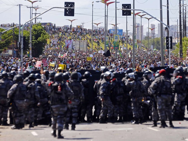 Polícia tenta conter manifestantes em região próxima ao estádio Castelão em Fortaleza (Foto: Kai Pfaffenbach/Reuters)